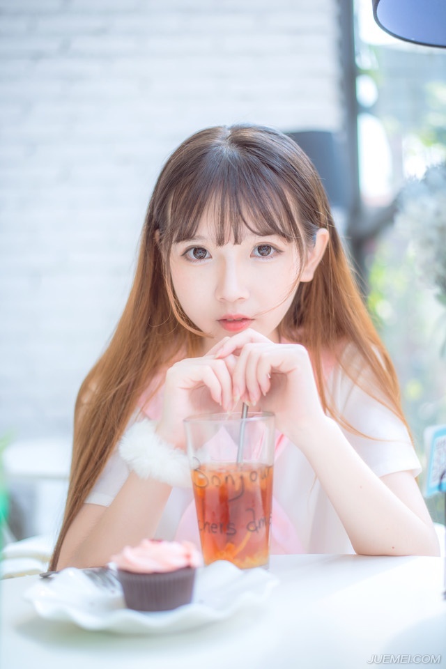 “结阵！”陈到眼见对方悍然动手，只能无奈的迎战，只是陆地上训练有素的军队，此刻在水中，面对敌军的冲击却显得有些混乱不堪，甚至在对方的猛冲撞过来之前，连一个简单的阵型都无法完成。
